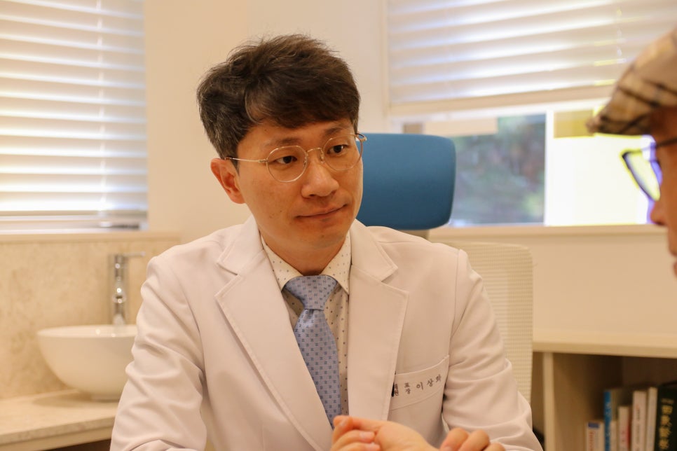 진료실 책상에 앉은 이상화 대표원장